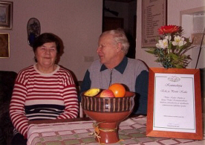 Eila ja Pentti kotonaan Sorolassa joulukuussa 2001