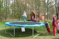 Koulun megasuuri trampoliini lasten ilona